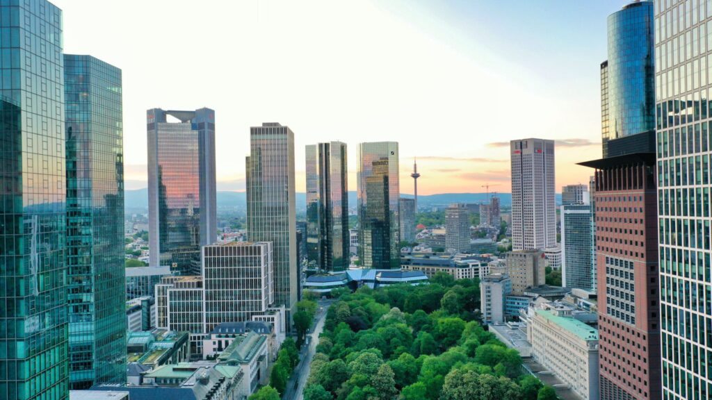 rascacielos y parques, contrastes de la capital financiaera de europa