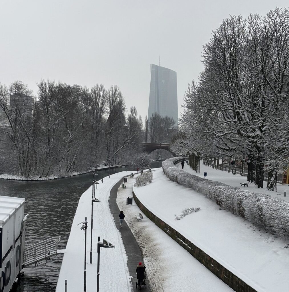 postal invernal del rio meno en frankfurt, alemania con el banco central europeo de fondo