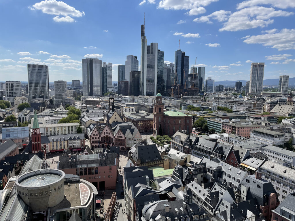 Vista aerea de Frankfurt. torre de san bartolome.