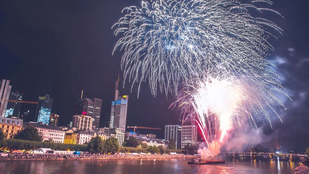 Gran cierre con fuegos artificiales del festival de la orilla de los museos