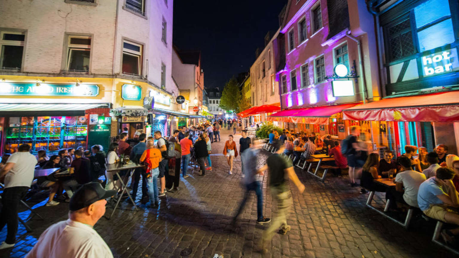 Sachsenhausen barrio con bares y sidrerías en Frankfurt