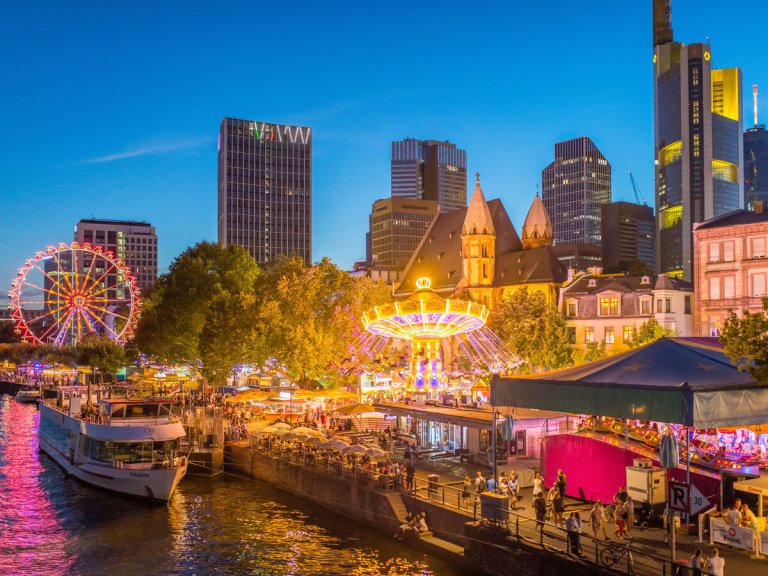 Mainfest Frankfurt fiesta popular con fuegos artificiales